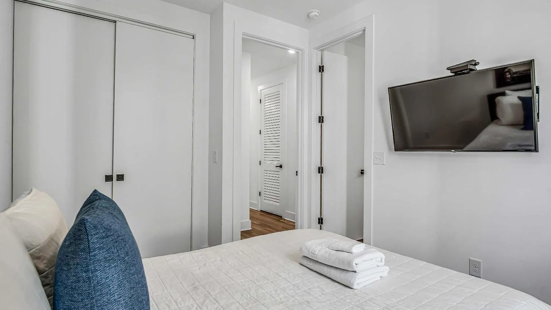 Spectacular Double Rooftop Home 7 Mins To Broadway Nashville 0*,  United States